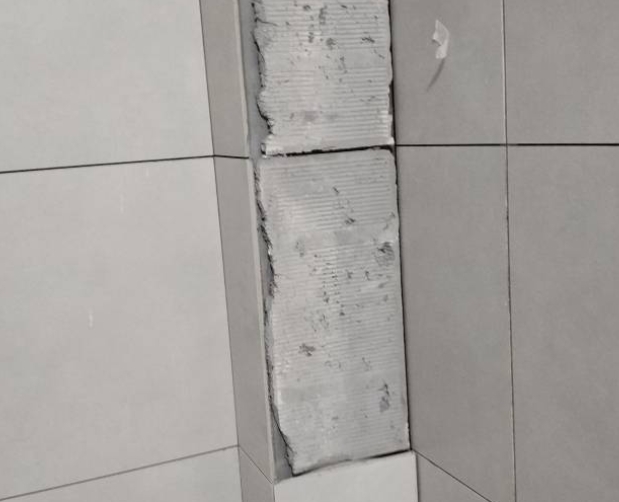 麻江瓷砖空鼓维修公司分享下瓷砖施工前基层浇水润湿程度不足，可能导致以下问题